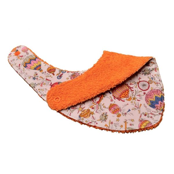 Craquez pour notre bavoir bandana en tissu Liberty, accessoire indispensable pour vos enfants, qui les accompagnera jusqu'à leurs premiers repas