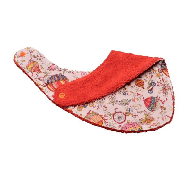 Craquez pour notre bavoir bandana en tissu Liberty, accessoire indispensable pour vos enfants, qui les accompagnera jusqu'à leurs premiers repas