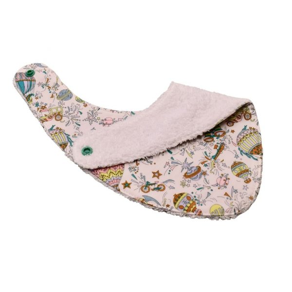 Craquez pour notre bavoir bandana en tissu Liberty, accessoire indispensable pour vos enfants, qui les accompagnera jusqu'à leurs premiers repas