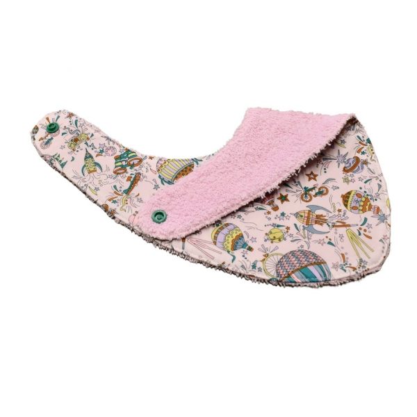 Craquez pour notre bavoir bandana en tissu Liberty, accessoire indispensable pour vos enfants, qui les accompagnera jusqu'à leurs premiers repas