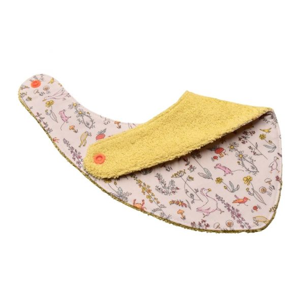 Craquez pour notre bavoir bandana en tissu Liberty, accessoire indispensable pour vos enfants, qui les accompagnera jusqu'à leurs premiers repas