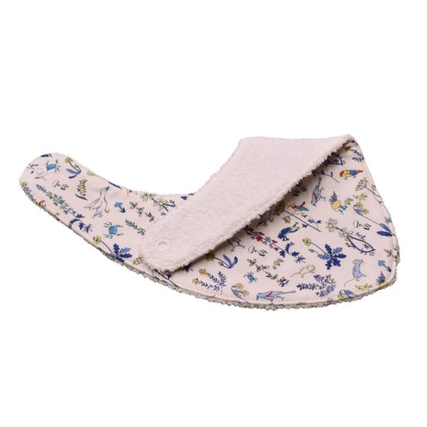 Craquez pour notre bavoir bandana en tissu Liberty, accessoire indispensable pour vos enfants, qui les accompagnera jusqu'à leurs premiers repas