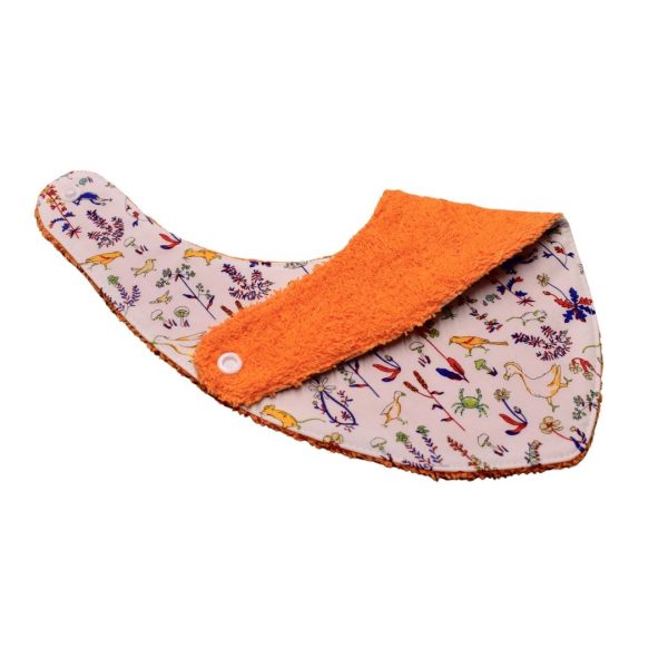 Craquez pour notre bavoir bandana en tissu Liberty, accessoire indispensable pour vos enfants, qui les accompagnera jusqu'à leurs premiers repas