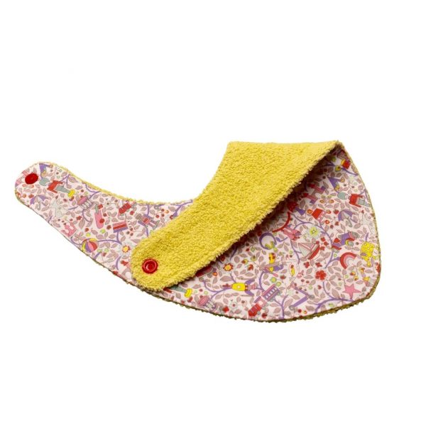 Craquez pour notre bavoir bandana en tissu Liberty, accessoire indispensable pour vos enfants, qui les accompagnera jusqu'à leurs premiers repas