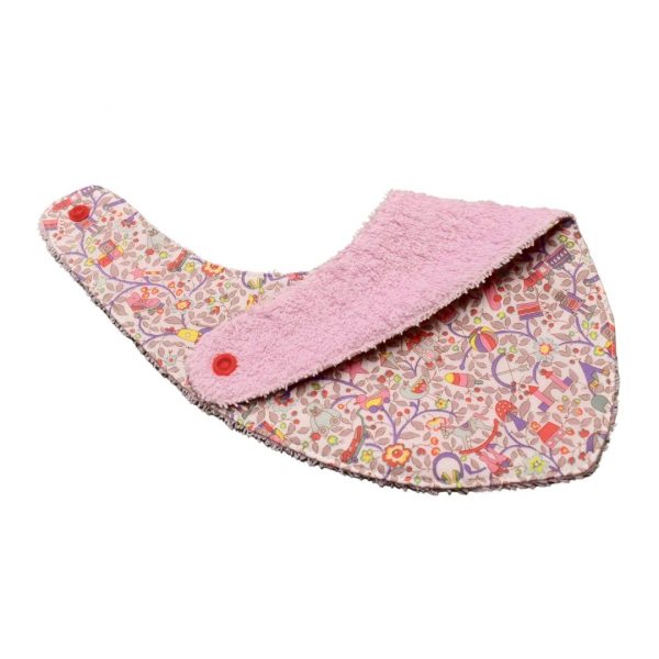Craquez pour notre bavoir bandana en tissu Liberty, accessoire indispensable pour vos enfants, qui les accompagnera jusqu'à leurs premiers repas