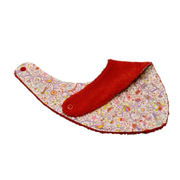 Craquez pour notre bavoir bandana en tissu Liberty, accessoire indispensable pour vos enfants, qui les accompagnera jusqu'à leurs premiers repas