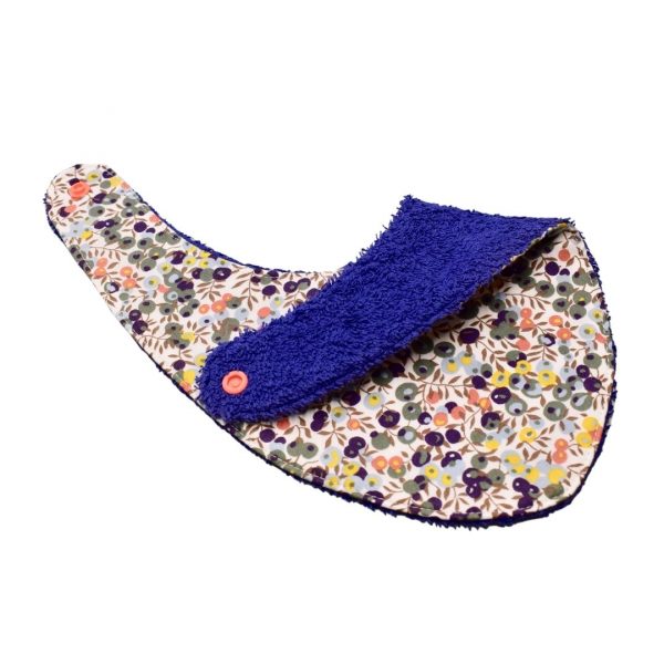 Craquez pour notre bavoir bandana en tissu Liberty, accessoire indispensable pour vos enfants, qui les accompagnera jusqu'à leurs premiers repas