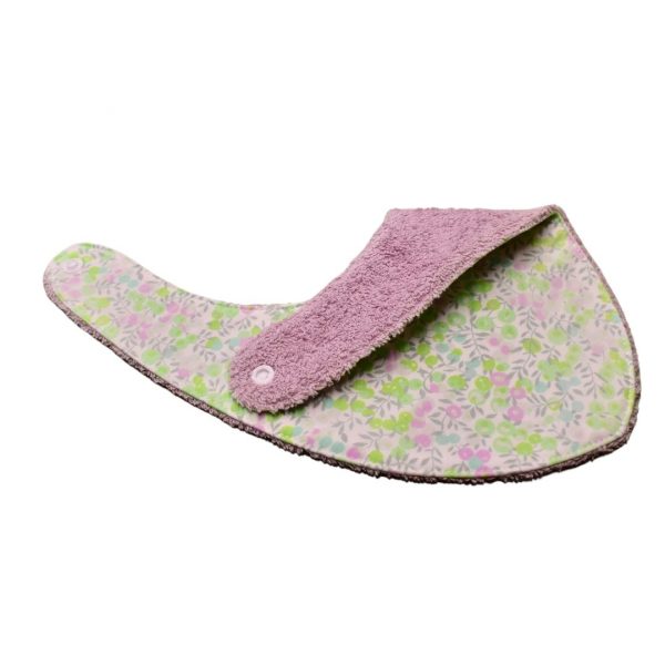Craquez pour notre bavoir bandana en tissu Liberty, accessoire indispensable pour vos enfants, qui les accompagnera jusqu'à leurs premiers repas