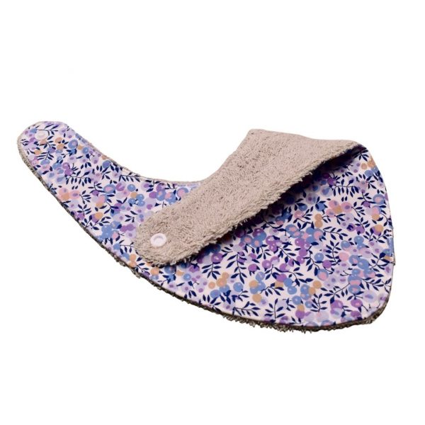 Craquez pour notre bavoir bandana en tissu Liberty, accessoire indispensable pour vos enfants, qui les accompagnera jusqu'à leurs premiers repas